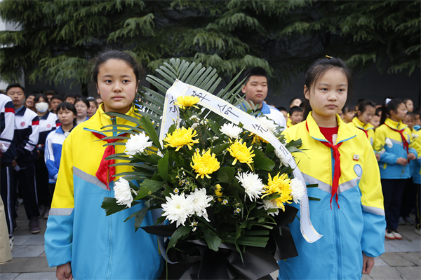 傳承紅色基因 緬懷革命先烈——咸陽(yáng)市高新一中開展清明祭英烈活動(dòng)